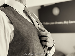 Ritratto della preparazione dello sposo, fotografo matrimonio Sirmione