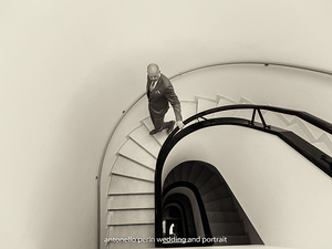 sposo scende le scale verso la cerimonia in giardino Hotel Ideal a Sirmione 