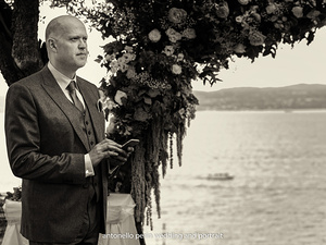 lo sposo attende la sposa all'altare in giardino hotel ideal sirmione 