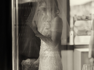 Sposa sorridente ritratta a Sirmione per destinazione matrimonio lago di garda