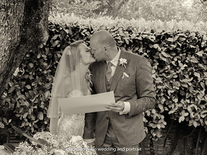 bacio degli sposi dopo la cerimonia a Sirmione 