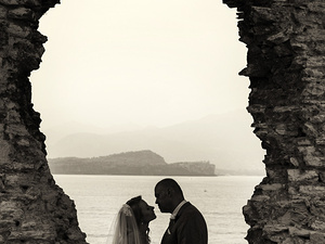 Servizio fotografico matrimonio presso le grotte di catullo a Sirmione vist ROCCA DI MANERBA 