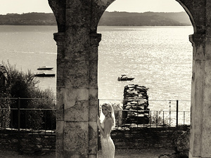 sposa al tramonto sullo sfondo lago di garda 