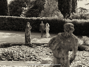 Ritratto editoriale degli sposi tra le statue e i giardini storici di Sirmione Villa cortine 