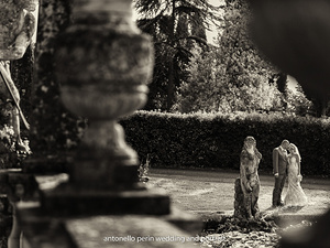 Fotografia di matrimonio nell'esclusivo parco del Luxury Hotel Villa Cortine a sirmione 