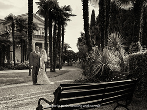 sposi passeggiano nel giardino esclusivo del hotel villa cortine a sirmione 