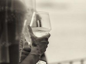 la sposa brinda con vino lugana di sirmione lago di garda