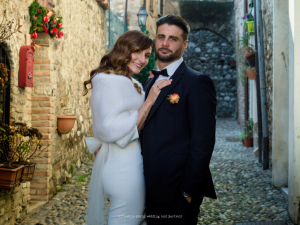 GLI SPOSI SI ABBRACCIANO 