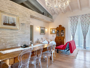 living room with table for a holiday home on Lake Garda