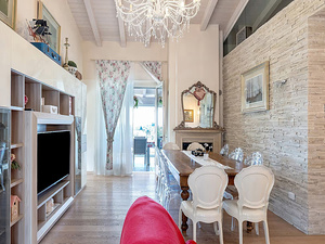 living room with table for a holiday home on Lake Garda