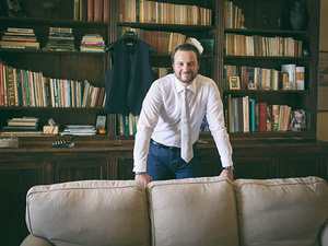 alt=Wedding moments on Lake Garda - the groom awaits