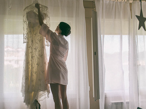 alt="Wedding dress during bridal preparations at Lake Garda, elegant wedding reportage photography"