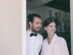 alt=the bride with her best friend before the wedding in Villa Moscono Bertani - lake garda