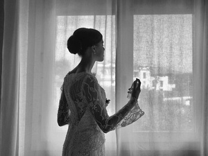 alt=The bride gets ready with a professional photographer for the photo shoot