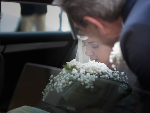 alt=arrival of the bride with her dad