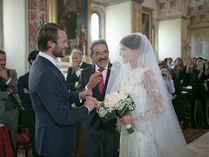 alt=intimate moments of the newlyweds during the professional photo shoot on Lake Garda