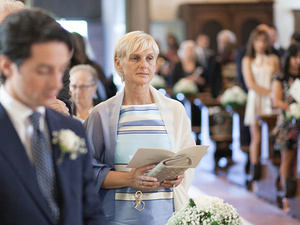 alt=mother of the groom during the ceremony in Sirmione