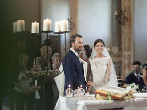alt=intimate moments of the newlyweds during the professional photo shoot on Lake Garda