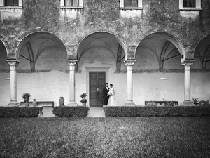 alt=intimate moments of the newlyweds during the professional photo shoot on Lake Garda