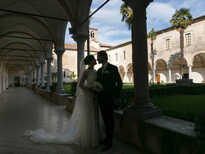 alt=the newlyweds in an intimate moment on their wedding day during the photo shoot with a professional photographer