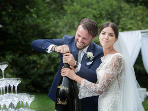 alt=a cascade of glasses for the toast with the newlyweds on Lake Garda