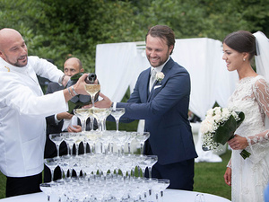 alt=moment of the toast with the newlyweds at a venue on Lake Garda