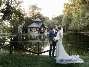 alt=the newlyweds in the park during the photo shoot with a professional photographer at Lake Garda