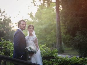 alt=intimate moments of the newlyweds during the professional photo shoot on Lake Garda