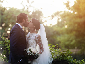 alt=kiss of the newlyweds at sunset during the professional photo shoot on Lake Garda