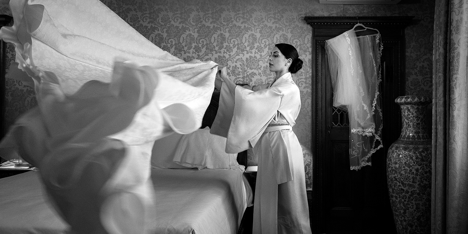 sposa che guarda il suo abito prima del matrimonio a sirmione  lago di garda