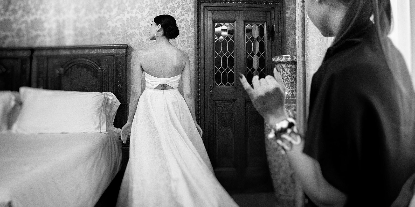 Sposa indossa abito prima della cerimonia  a Sirmione Lago di Garda matrimonio