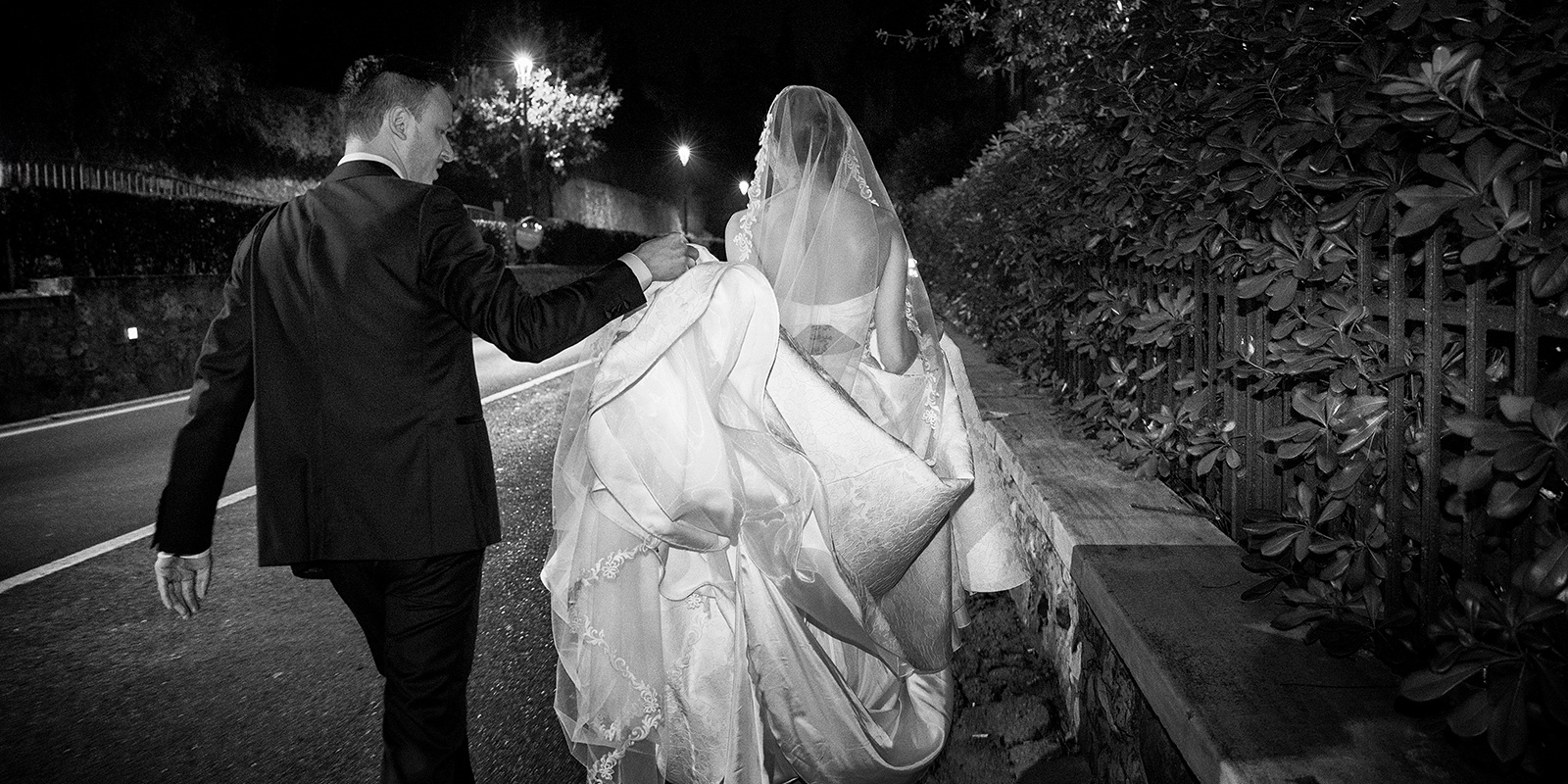 sposi camminano -sirmione-lago-di-garda