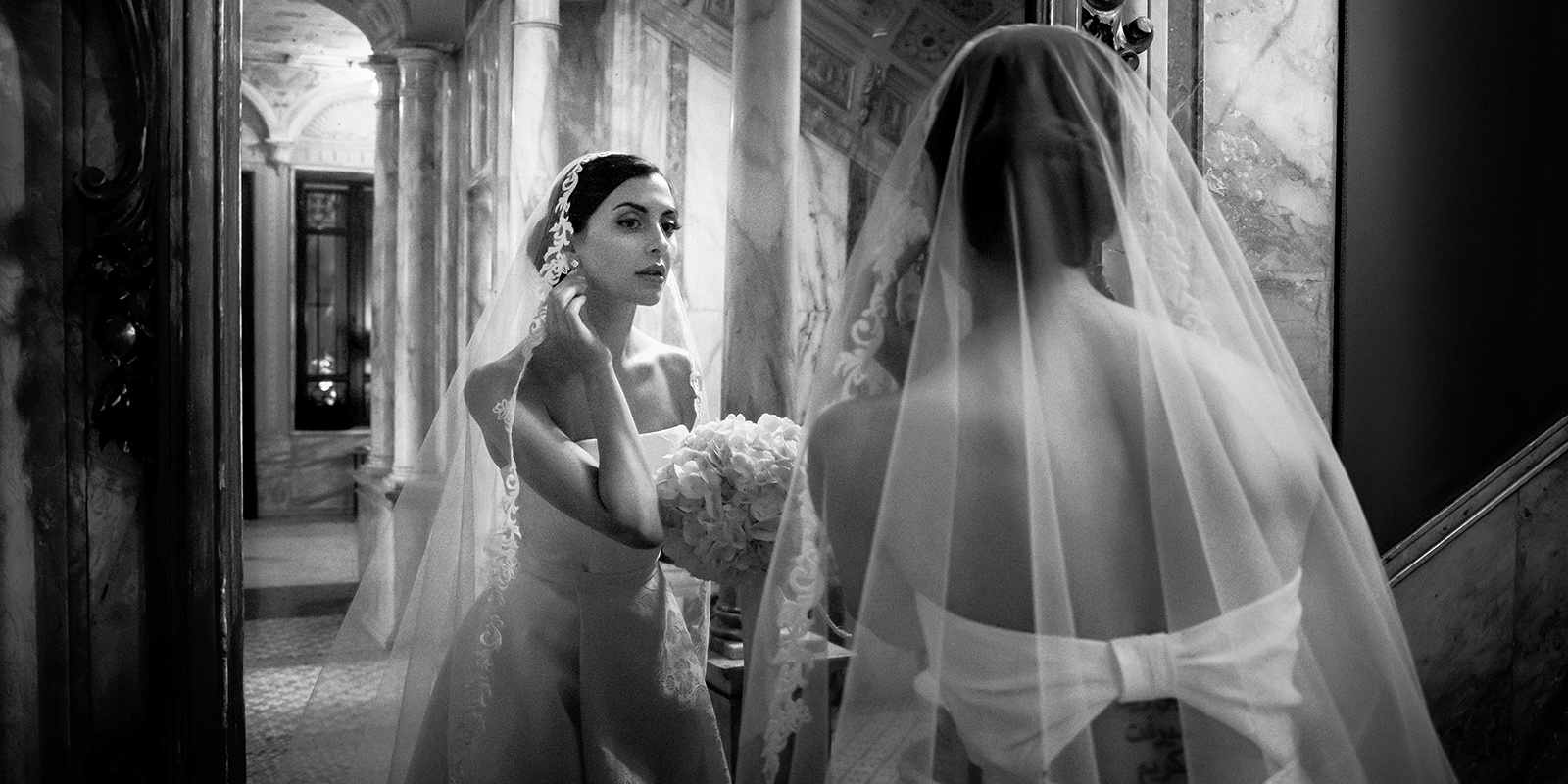 Sposa si specchia prima di arrivare alla cerimonia a villa Fiordaliso Gardone Riviera