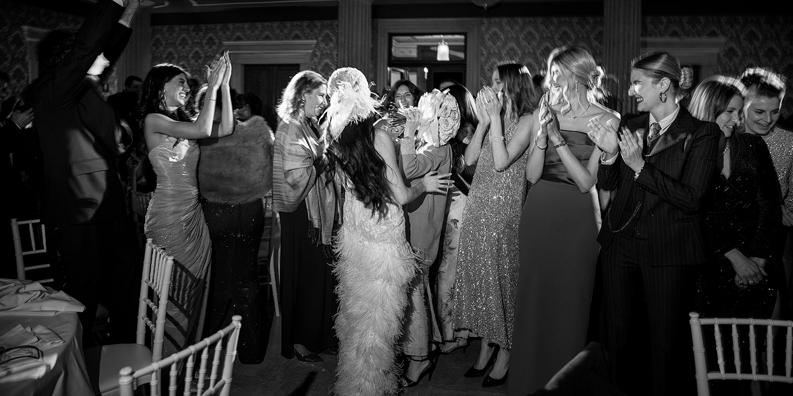 sposa lancia il buoquet durante la festa di matrimonio a gardone riviera villa alba