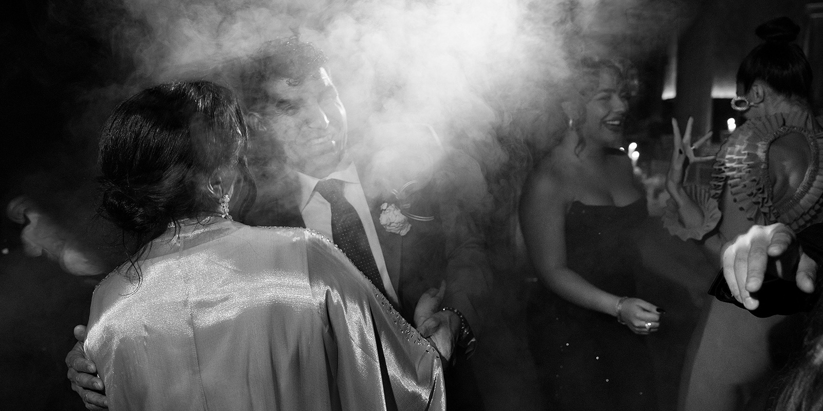 momento della festa dopo il matrimonio in villa storica a gardone riviera 