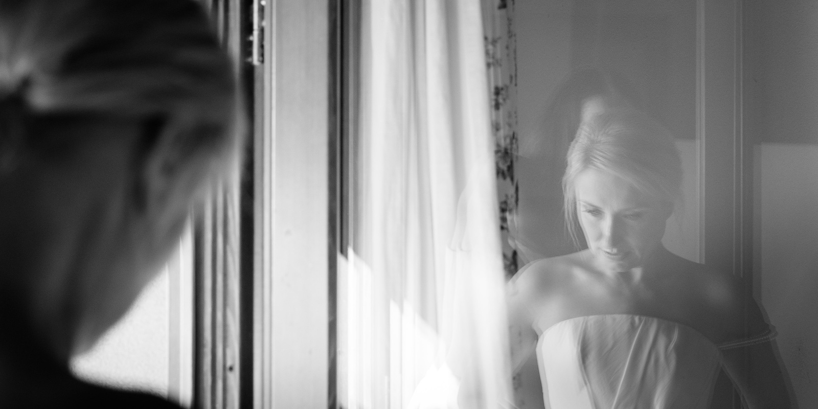 sposa che guarda il suo abito prima del matrimonio a sirmione  lago di garda