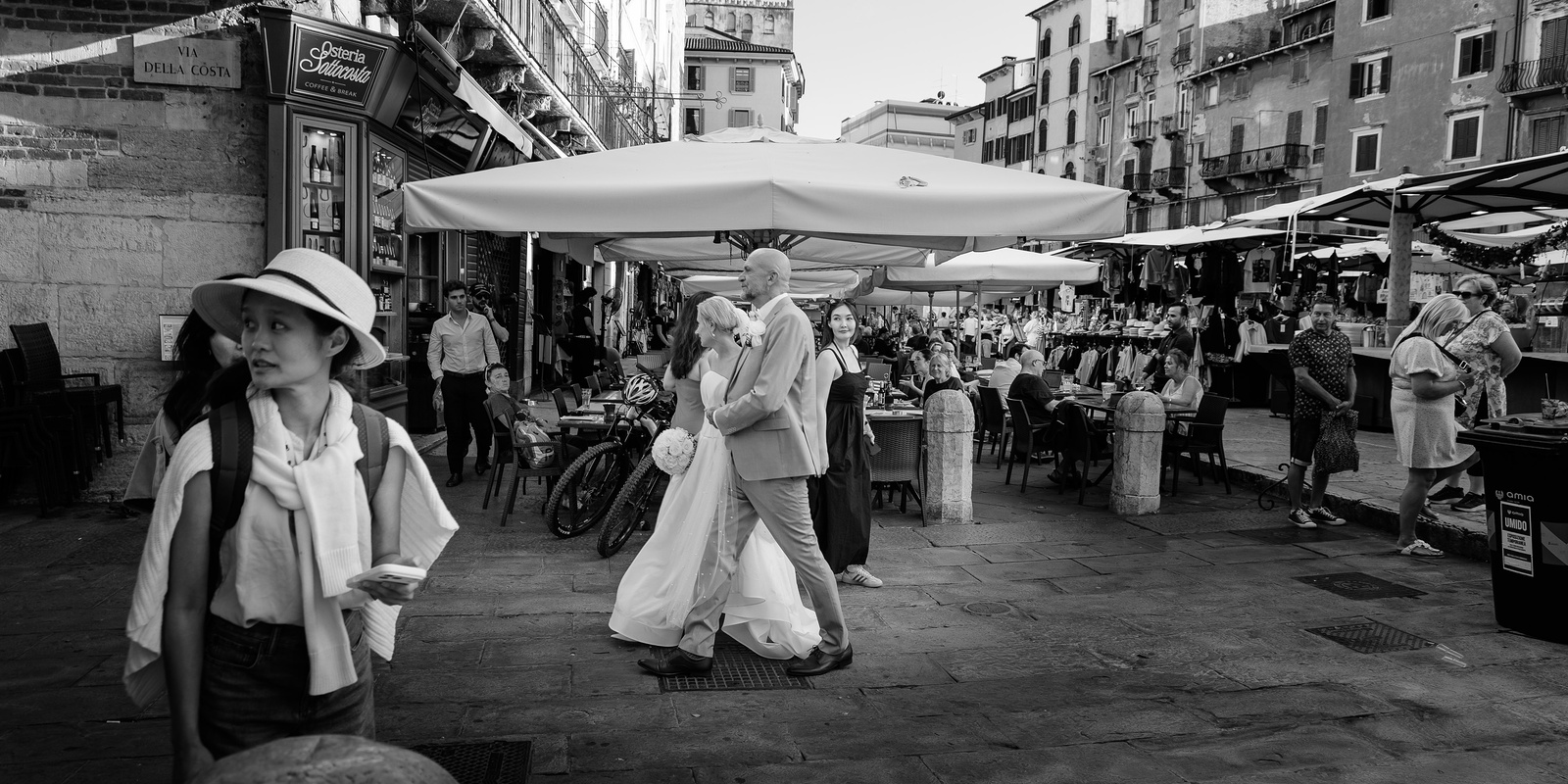 Gli sposi in piazza Erbe a Verona Lago di Garda